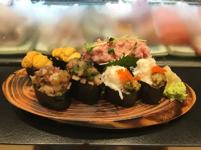 海膽丶蟹肉蟹膏丶芥辣八爪魚丶鮮蔥吞拿魚腩茸軍艦