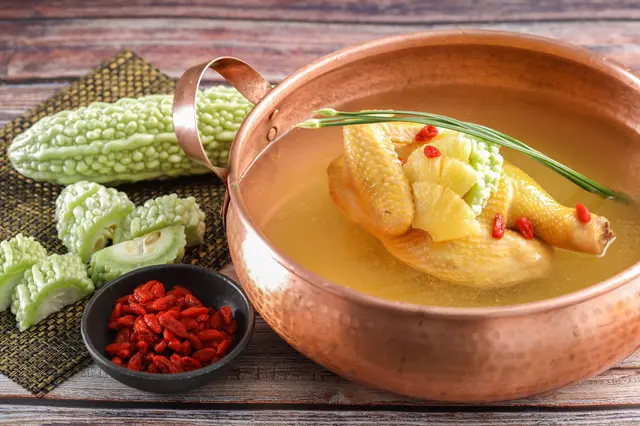 台灣最經典的古早鍋,以鳳梨搭配苦瓜熬制的雞湯充滿台灣古早手路菜的豐富內涵。湯底醇厚滑順中帶著豐富多變的口感,氣味醇香卻又不搶食材本身滋味,清熱解毒的苦瓜與止渴開胃的鳳梨相輔相成,適合不同人士享用。