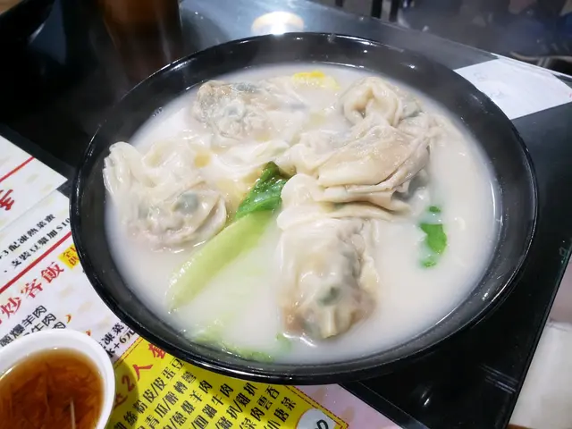 餛飩湯拉麵