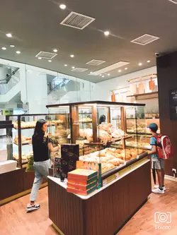 都几靓嘅装潢，面包堆围炉式咁摆更吸引注目