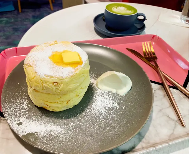 應該是三塊，但底層那塊已經扁得消失了，也不是上了桌很久?!