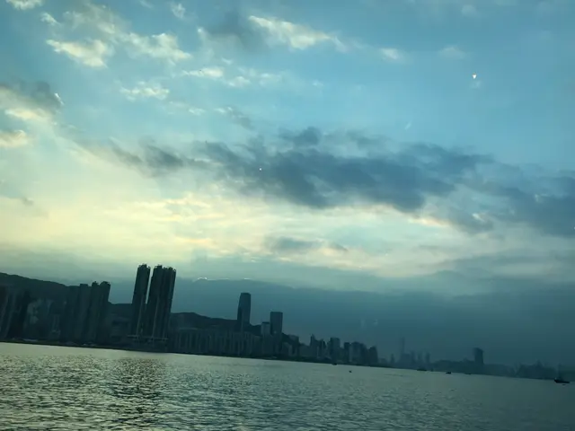 270度無敵落地玻璃窗, 飽覽維港景致, 還可以觀賞日落美景, 目不睱給。