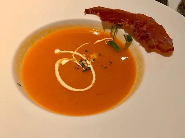 煙番茄忌廉湯配脆風乾火腿