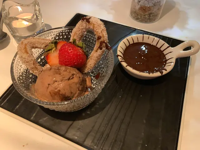 西班牙炸油條配黑朱古力醬及黑朱古力雪糕