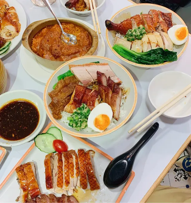 客人可以在叉燒、燒肉、油雞、白切雞選三項，配上咸蛋和豬皮。性價比，雞嫩，豬皮也抵讚，十分入味。