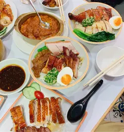 客人可以在叉燒、燒肉、油雞、白切雞選三項，配上咸蛋和豬皮。性價比，雞嫩，豬皮也抵讚，十分入味。