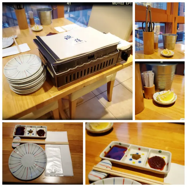 餐桌擺有浜燒爐、烹調用具、調味、餐具、鐵桶