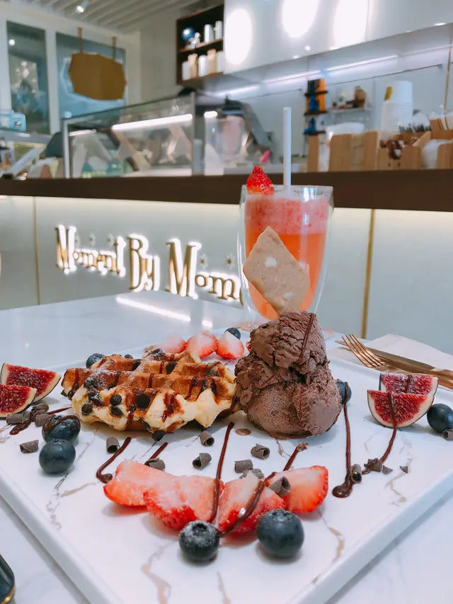 Waffle  with  chocolate  chip,Swiss  movenpick  chocolate  ice cream  