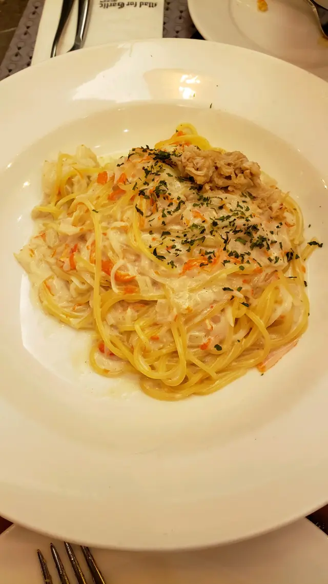 蒜香忌廉汁蟹肉及龍蝦肉意粉