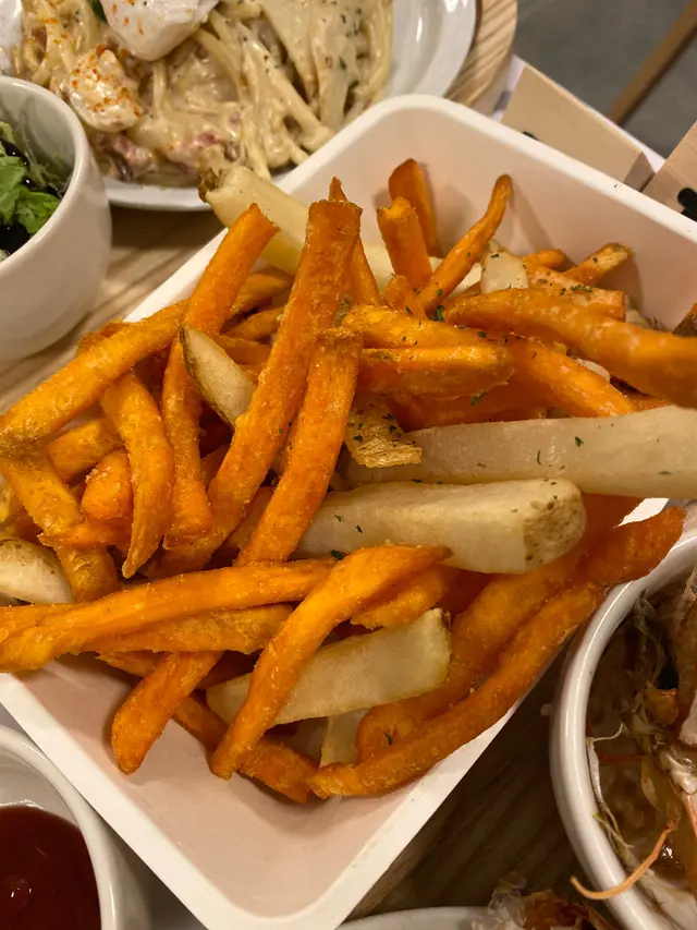 甜蕃薯條加連皮薯仔條，驚喜地好食