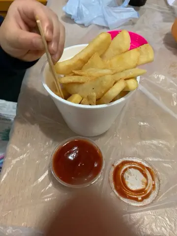 炸薯條配茄汁
