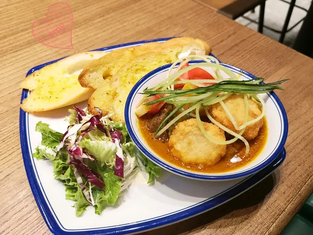 咖哩香茅魚餅蝦餅飯轉蒜蓉法飽+$6