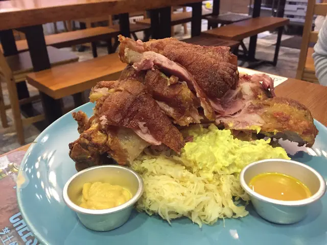 德國鹹豬手配酸菜及薯仔沙律