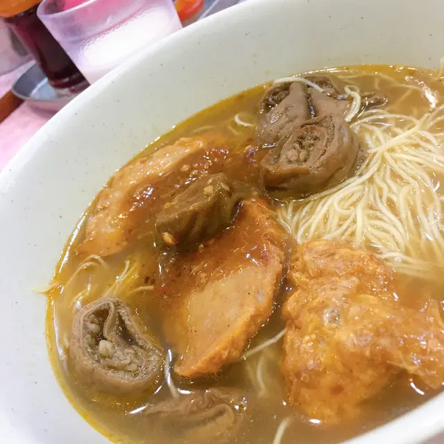 沙嗲汁貢丸片豬腸幼麵