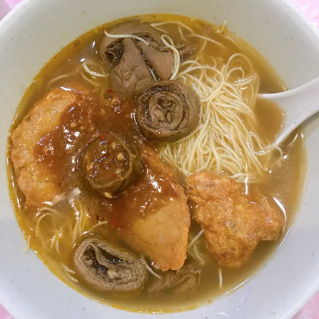 沙嗲汁貢丸片豬腸幼麵