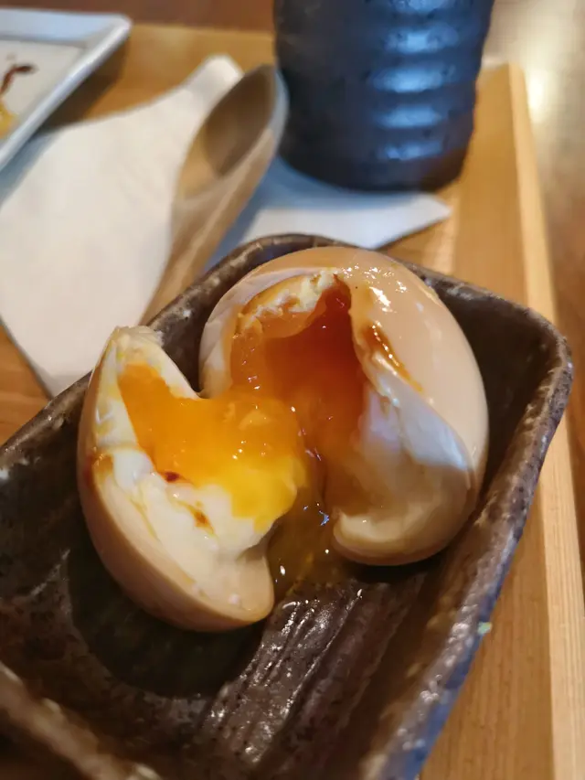 另加$10要咗隻自家製溏心蛋個溏心蛋輕輕夾開，蛋漿流晒出嚟，非常吸引口感偏微咸香，蛋黃漿撈落飯度更加惹味
