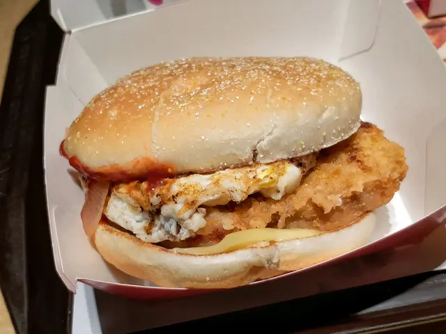 豬扒金黃香脆，但吃得人很狼狽。