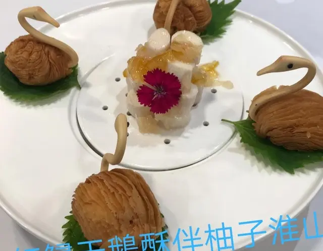 造型好看,味道又好吃,中間有乾冰噴煙,就好像天鵝在煙霧中起舞