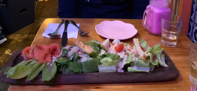 沙律賣相一流，煙三文魚新鮮，好味😋