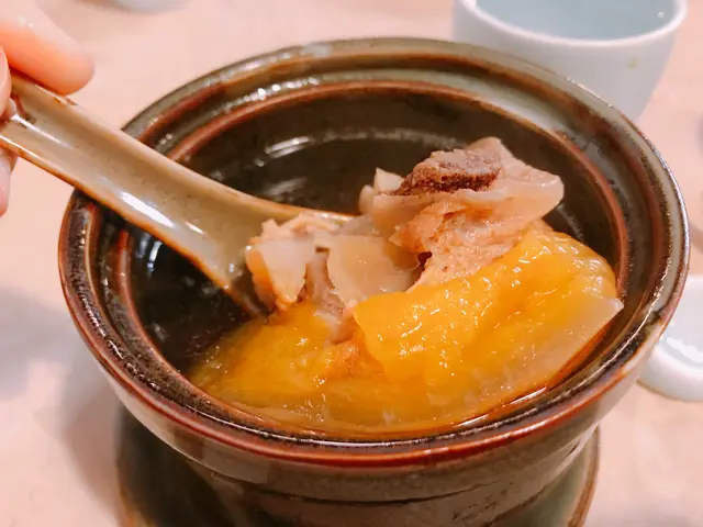 燉哈蜜瓜螺頭黑毛豚肉湯