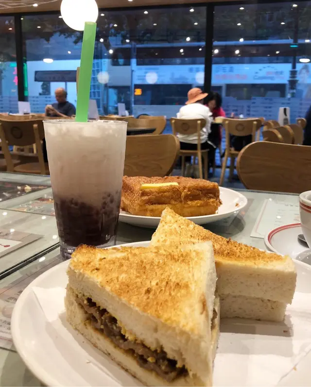 沙爹牛肉三明治烘底 沙爹牛肉麵我食得多,原來做三明治🥪係咁惹味!當你以為整到上黎件厚多士都應該濕曬淋曬,點知食到最尾仍然脆口,就知因為個沙爹牛肉係一d都唔馬虎!