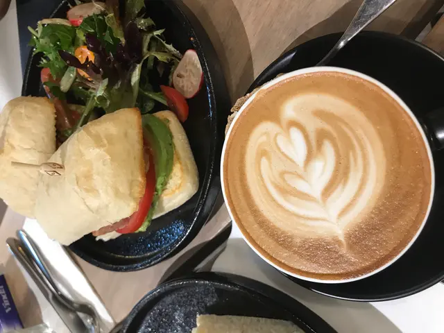 燒雞蕃茄牛油果配意式包