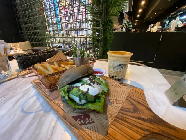 黑松露水牛芝士牛油果🥑竹炭包