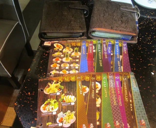 兩本厚厚的點菜紙