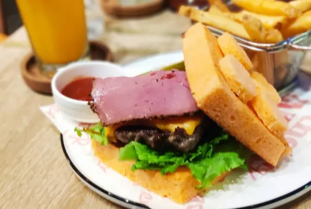 磚塊芝士漢堡⁣⁣ 