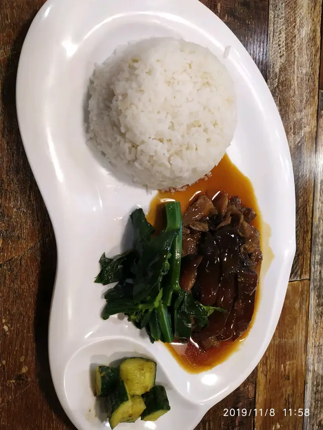 -滷水偏鹹,豬滷得太淋,接近煲過湯