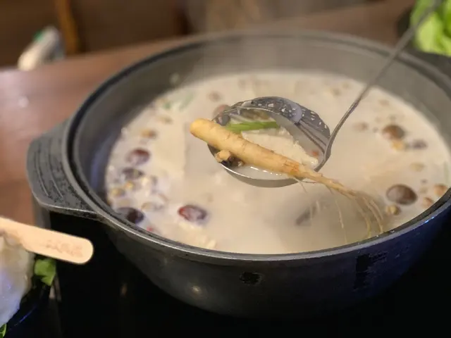 奶白色嘅湯底，
有多種名貴藥材係裏面，甘香清甜，
仲有原條人參，好足料呀！👍🏻
仲有自家製蜂巢豆腐、鴨血等，
吸晒湯底精華，好滋味。