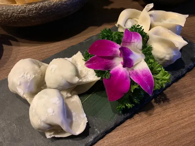 白菜豬肉餃、巧手韭菜餃，
每款三粒，皮薄餡靚，都算符合性價比，不錯吃！😏