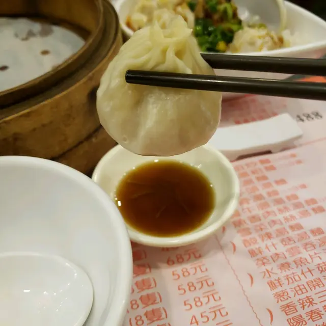 滿滿的湯汁都還在小籠包裡面