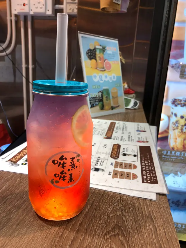 飲料的顏色很療癒，老闆為了讓顏色看起來更豐富，將這杯飲料放在燈光上。飲料加了寒天及莓，味道酸甜亦有趙口，加了氣泡水後味道似飲果醋，本人泡喜歡飲果醋，認為可值得試下。 