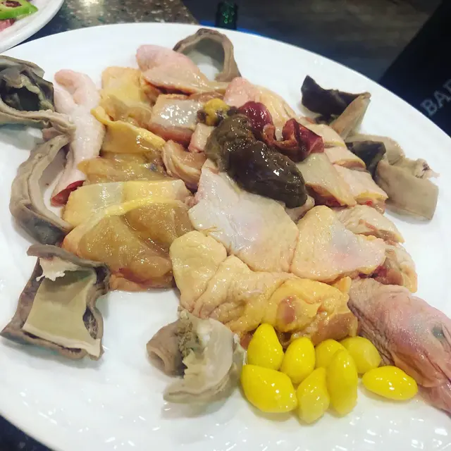 上到嚟係已經煮好嘅湯底之餘再有一大碟半隻雞，豬肚同銀杏， 俾你放入湯裏面再慢慢煮，真心講個湯底真係好正，隻雞新鮮又夠滑仲有足夠既胡椒，飲幾啖已經成身暖晒！