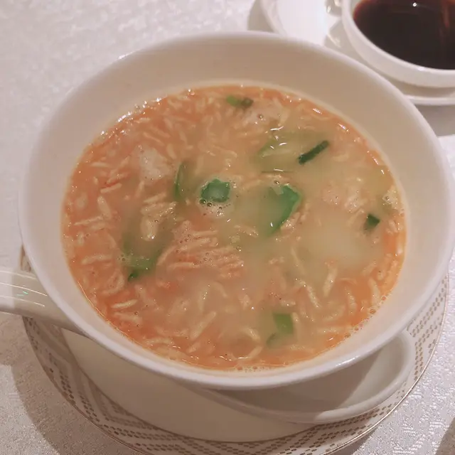 加入米通之後雖然增加口感，但米通略嫌太多，跟飯的比例幾乎1:1,，加入龍蝦湯之後少少膩。龍蝦湯底一流~