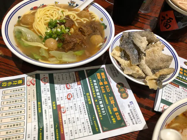 陳皮魚蛋+懷舊牛腩+炸魚皮 配油麵 (金牌麻辣汁少少少辣)