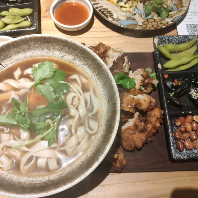香煎雞扒刀削麵餐