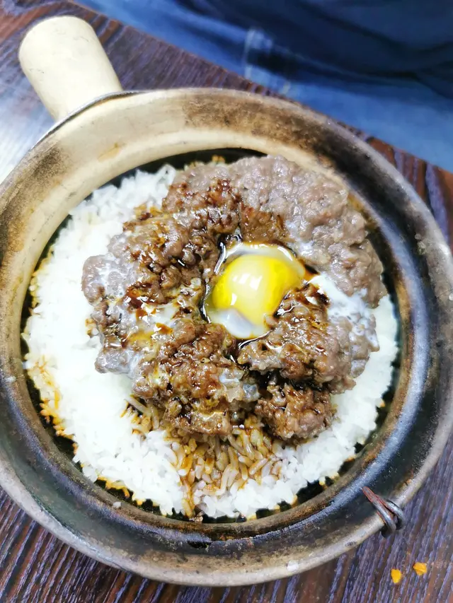 免治牛肉加蛋煲仔飯
