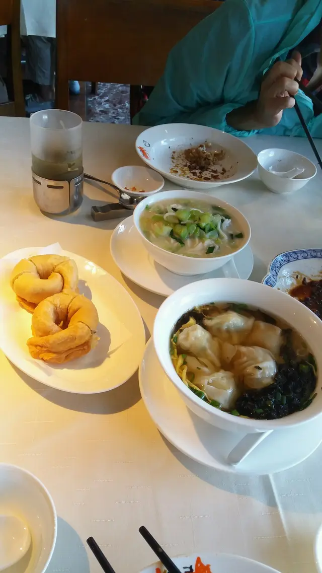 菜肉餛飩,青菜煨麵, 蔥油餅