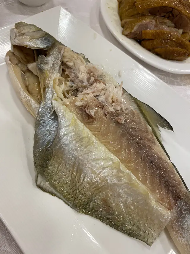 我試過呢間嘅凍烏頭及凍馬友。烏頭嘅肉比較實，馬友就比較滑，我鍾意馬友多d
