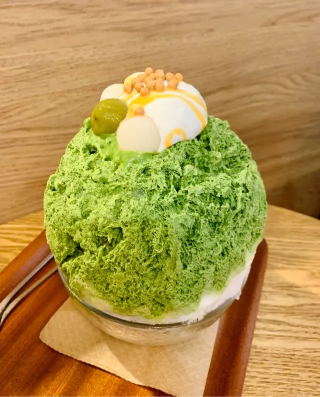 Matcha  with  caramel  and  mochi