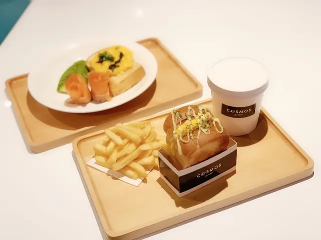 煙三文魚、牛油果、黑松露軟滑炒蛋吐司配上新鮮湯品