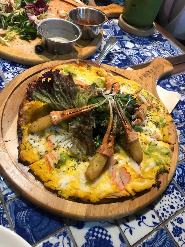 比較喜歡軟殼蟹pizza，迷你蟹鉗味道普通，但牛油果醬不錯