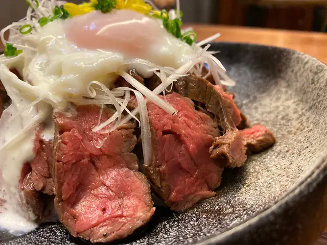 酸忌廉慢煮牛柳丼