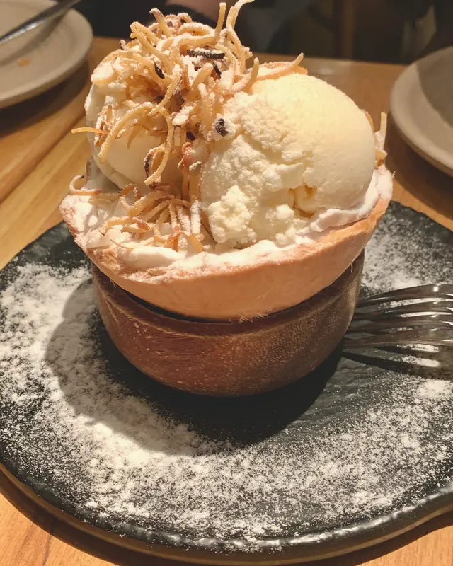 椰皇雪糕香滑，椰皇仲有椰肉可以剷出來食，糯米飯軟綿綿，配搭新鮮