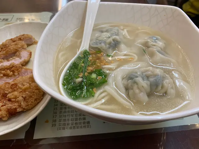 菜肉雲吞排骨麵