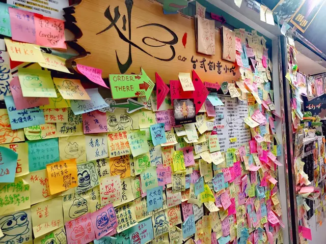食完駐足細味連儂墻片刻，亦可親自寫寫畫畫一張
雖說微不足道亦算是可表達身份認同的小小途徑💛
另仲有大大小小的精美卡片可取
繼續加油，一起堅守信念走下去