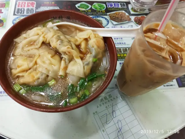 水餃河加腩汁$26 + 凍奶茶$8