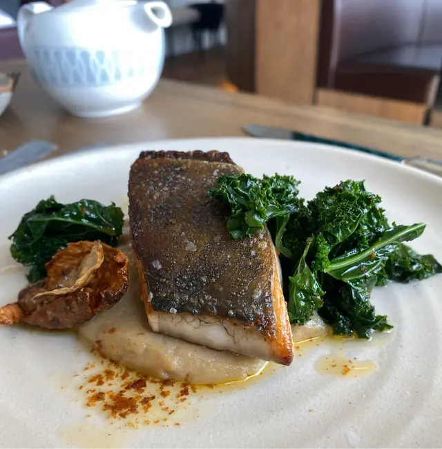 油甘魚外皮煎得很脆，魚肉火候掌握得十分好，個芝士汁同魚出奇地夾